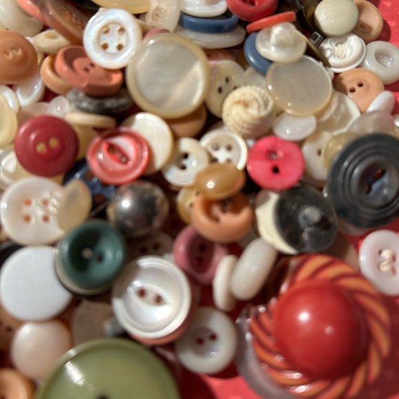 Lot of Vintage Christmas Color Themed Buttons in tin - Picture 8 of 13